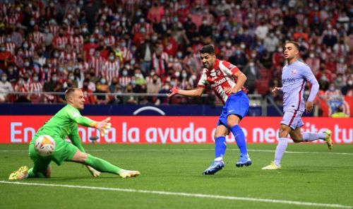  Barca càng chơi càng rối. Sau một vài tình huống tấn công manh mún, đoàn quân của HLV Koeman một lần nữa bị trừng phạt bởi pha chuyển trạng thái của đội chủ nhà. Atletico Madrid tiếp tục triển khai tấn công bên cánh trái. 3 cầu thủ áo tím bị loại bỏ chỉ bằng một pha chọc khe của Joao Felix. Lemar băng xuống, chuyền cho Suarez ở vị trí thuận lợi. Số 9 thoải mái ngắm nghía rồi đặt lòng vào góc xa, nhân đôi cách biệt. 