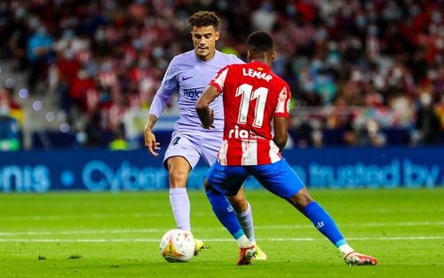 Barca hành quân đến sân Wanda Metropolitano mà tiếp tục không có HLV Ronald Koeman vì án treo giò