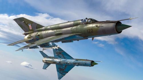 “Tất nhiên so với những chiếc F-15, MiG-21 không phải là một lựa chọn tốt nhất, chúng thua về khả năng cơ động và tốc độ so với F-15. Nhưng nhờ kích thước rất nhỏ nên các phi công Mỹ khó đánh chặn chúng. Vì vậy chúng có đủ khả năng thách thức các tiêm kích hiện đại của Mỹ”, ông Hulea nói.