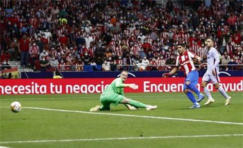 Suarez (giữa) nâng tỷ số lên 2-0 vào lưới Barca cho Atletico