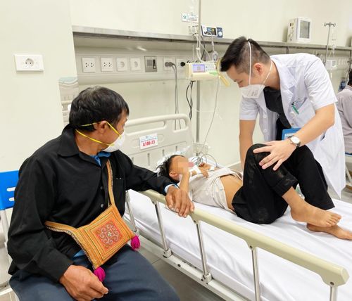  Bác sĩ thăm khám cho bệnh nhi.