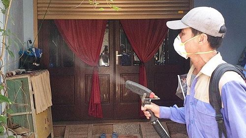 Xác định các điểm có nguy cơ cao và tổ chức phun hóa chất chủ động theo quy định của Bộ Y tế.