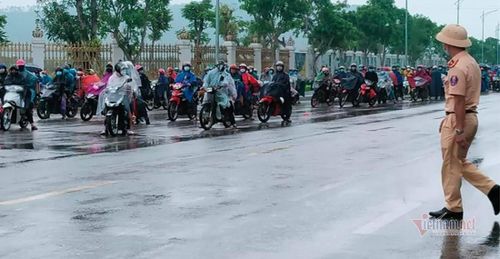 Hàng nghìn người đội mưa đi xe máy về quê