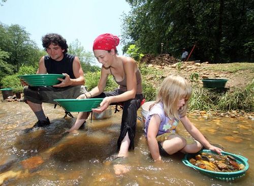 Họ chôn nhiều vật thiêng và kho tàng nhiều báu vật, trong đó có cả một “ kho vàng bị mất”. Người da đỏ làm nhiều bùa phép để bảo vệ và giữ kín bí mật khu này.