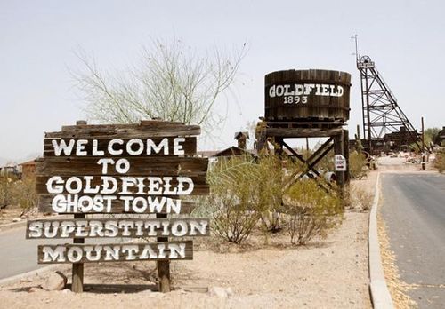 Khi các tu sĩ Tây Ban Nha đến vùng đất nay là 2 bang Arizona và New Mexico để truyền giáo, người da đỏ giúp họ đào vàng gửi về dâng cống Vua Tây Ban Nha. Cuối thế kỷ 18, các tu sĩ dòng Tên bị đuổi khỏi Mexico và người ta tin rằng họ chưa kịp mang về, vẫn còn giấu ở đâu đó nhiều mỏ vàng, kho báu cùng quặng vàng.