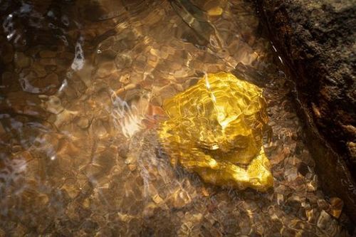 Trong suốt một thời gian dài, dãy núi này “chìm” trong những đồn đoán đầy ma mị có từ thế kỷ 16. Người ta đồn rằng trên dãy núi lởm chởm đá khô cằn này có nhiều hang động, là nơi sinh sống của bộ tộc da đỏ Apache.