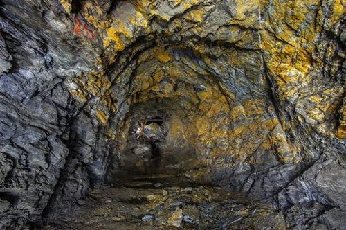 “Mê Tín” là tên của một dãy núi có địa hình gồ ghề, hiểm trở nằm ở phía Đông Phoenix, bang Arizona. Trong đó, ngọn núi Mê Tín cao hơn 900m, nằm uy nghi chắn ngay ở phía trước, như để bảo vệ cả phần còn lại của cả dãy núi.