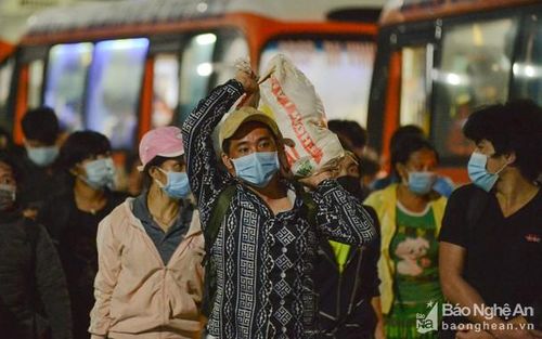 Công dân Nghệ An từ các tỉnh, thành miền Nam trở về. Ảnh: Thành Cường