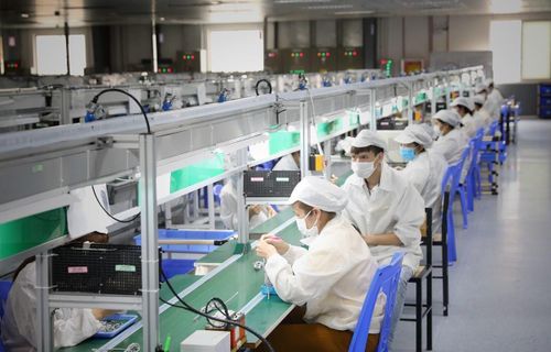 Nhiều doanh nghiệp hoạt động trở lại và phải đối diện với bài toán thiếu hụt lao động trầm trọng do lao động mất việc trước đó đã ồ ạt về quê. (Ảnh minh họa: Danh Lam/TTXVN)