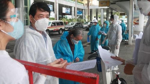 Đối với người chưa tiêm hoặc tiêm chưa đủ liều vắc xin, sẽ cách ly tập trung đủ 14 ngày tại khách sạn cách ly có thu phí, lấy mẫu xét nghiệm 2 lần vào ngày thứ 7 và ngày thứ 14. Sau khi hoàn thành cách ly tập trung còn phải theo dõi sức khỏe tại nhà 14 ngày, lấy mẫu xét nghiệm 1 lần vào ngày thứ 14 trong quá trình theo dõi sức khỏe.