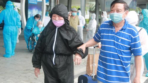 Ông Võ Hữu Văn (63 tuổi, phường Thanh Khê Đông, quận Thanh Khê, TP Đà Nẵng) vui mừng ra sân bay đón và gặp lại mẹ già từ TPHCM về sau nhiều tháng xa cách vì dịch bệnh. 