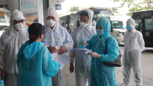 Trước đó, chính quyền TP Đà Nẵng đã ban hành phương án đón người dân từ TPHCM về (đợt 2). Cụ thể, 6 nhóm đối tượng có hộ khẩu thường trú TP Đà Nẵng đang ở tại TPHCM được miễn phí vé máy bay để về TP Đà Nẵng, gồm: Phụ nữ mang thai và chồng, con đi cùng; người đi chữa bệnh đã có giấy xuất viện trong 6 tháng gần đây; thân nhân của những người đã mất vì COVID-19 về lo tổ chức tang lễ; người già từ 70 tuổi trở lên và người hỗ trợ, đi cùng; nhóm đối tượng lao động tự do đặc biệt khó khăn; nhóm đối tượng học sinh, sinh viên, giáo viên, y bác sĩ. 