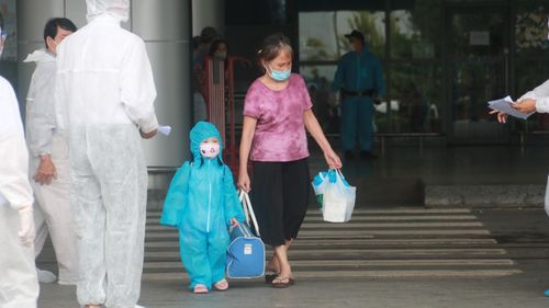Cháu Đỗ Phạm Di Anh cùng bà nội Trần Thị Bích Đông (trú tại quận Thanh Khê) về lại Đà Nẵng sau 6 tháng phải ở lại TPHCM do dịch bệnh. Vừa xuống máy bay, cháu Anh đưa mắt đảo quanh tìm mẹ. 