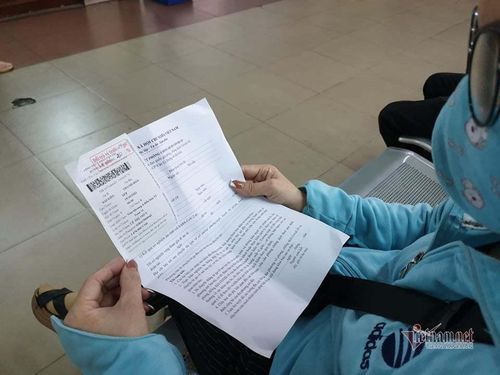 Chị Lê Thị Thủy cầm tấm vé tàu để về quê sau hơn 3 tháng mắc kẹt ở TP.HCM 