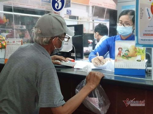 Đa phần khách đến mua vé là người già, lao động tự do chịu ảnh hưởng của dịch Covid-19 trong thời gian dài TP.HCM giãn cách xã hội.