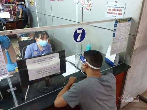 Nhân viên ga Sài Gòn tư vấn bán vé cho khách