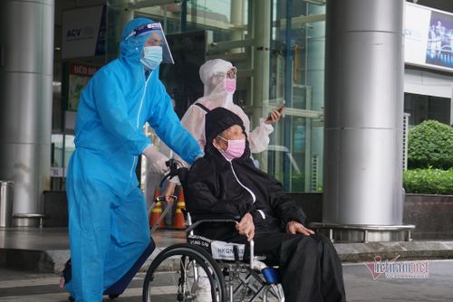 Chuyến bay lần này có nhiều người già, trẻ em, bà bầu...