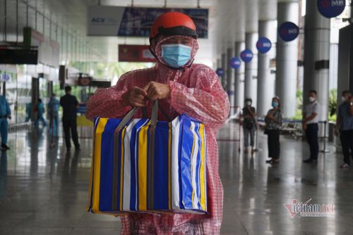 Ông Đặng Văn Năm (ngụ quận Liên Chiểu) lặng lẽ đến sân bay nhận tro cốt của em gái mất vì Covid-19