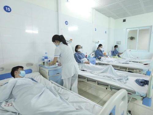 Những người đến điều trị là những người có triệu chứng nặng. Ảnh: Minh Quyết - TTXVN