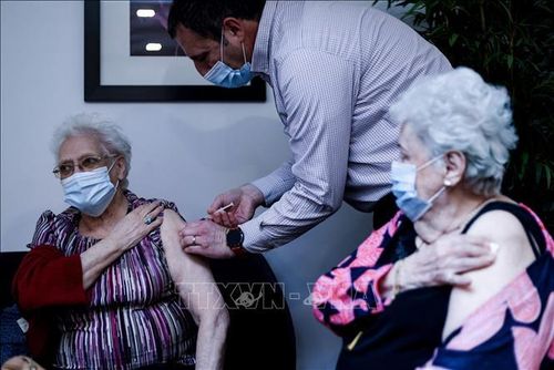 Nhân viên y tế tiêm vaccine cho người cao tuổi tại viện dưỡng lão ở Brussels, Bỉ. Ảnh: AFP/TTXVN