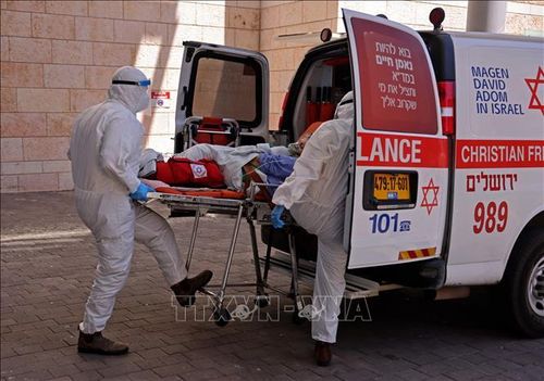 Nhân viên y tế Israel chuyển bệnh nhân COVID-19 tới bệnh viện tại Jerusalem. Ảnh: AFP/TTXVN