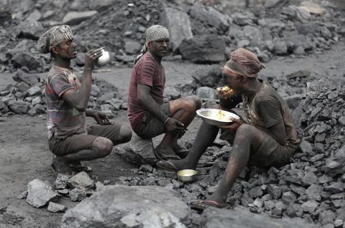 Công nhân khai thác than đá tại một mỏ ở bang Jharkhand (Ấn Độ) trong giờ nghỉ trưa. Ảnh: AP