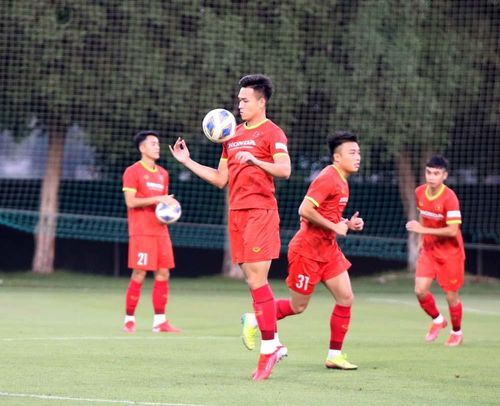 Cùng gia nhập U23 Việt Nam còn có 3 cầu thủ thuộc lứa U22 nhưng được đôn lên khoác áo tuyển Việt Nam tham dự vòng loại thứ ba FIFA World Cup 2022 là thủ môn Nguyễn Văn Toản, hậu vệ Bùi Hoàng Việt Anh và tiền vệ Lý Công Hoàng Anh