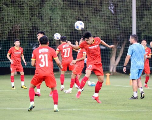 Các cầu thủ nỗ lực tập luyện
