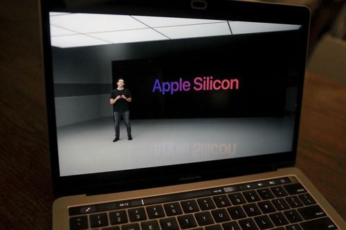 John Ternus, Phó chủ tịch kỹ thuật phần cứng của Apple Inc., giới thiệu tính năng các mẫu Macbook mới