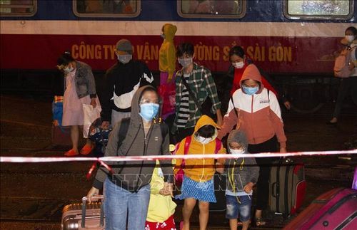 Người dân Quảng Trị xuống tàu tại ga Đông Hà (Quảng Trị). Ảnh: Hồ Cầu/TTXVN