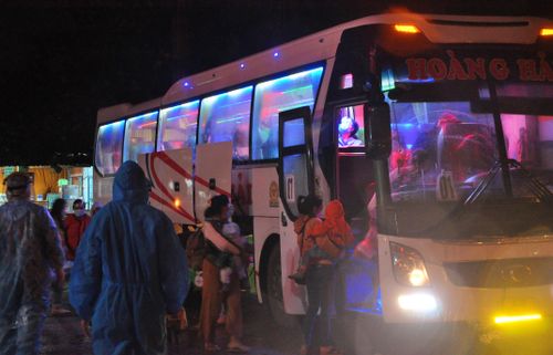  Sau khi xuống Ga Đông Hà, người dân được bố trí lên xe ô tô chở đến các khu cách ly tập trung - Ảnh: Q.H 
