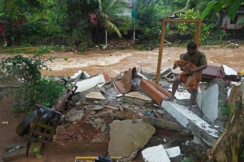 “Đó là kế sinh nhai của tôi. Mọi thứ đã biến mất”, một người đàn ông ở nơi sạt lở đất ở thị trấn Koottickal thuộc Kottayam nói với kênh tin tức Kerala Manorama TV nơi bị sạt lở đất.