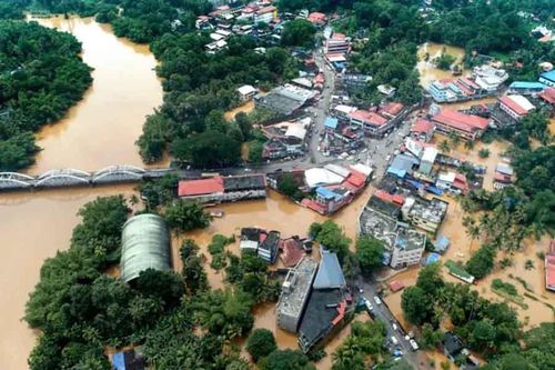 Cục Khí tượng Ấn Độ cho biết, trận mưa lớn cuối tuần qua là do một vùng áp thấp trên biển giữa Đông Nam Arập và Kerala gây ra. Nhưng dự báo mưa lớn có thể xảy ra ít nhất 3 ngày trong tuần này làm gia tăng lo ngại về lũ lụt thêm nữa.
