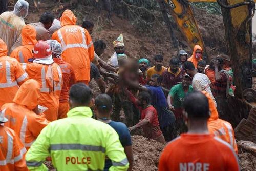 Thiệt hại nặng nề nhất là khu vực các huyện Kottayam và Idukki, với 22 người thiệt mạng. Lở đất sau trận mưa lớn hôm 16-10 đã cuốn trôi nhà cửa và chôn vùi nhiều người trong bùn.