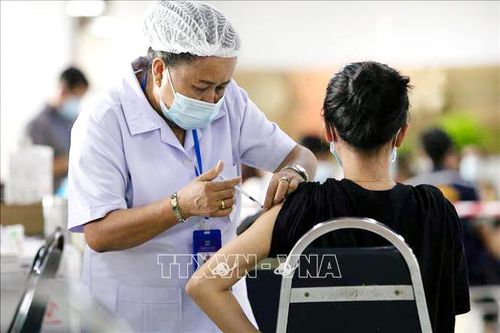 Nhân viên y tế tiêm vaccine cho người dân tại Viêng Chăn, Lào. Ảnh: THX/TTXVN