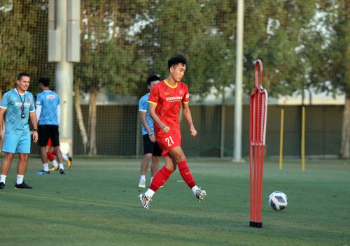  HLV thể lực Cedric Roger cũng luôn theo sát các cầu thủ U23 Việt Nam. Sáng 19/10, ông cùng HLV Park phân tích dữ liệu của cầu thủ trong cuộc đối đầu U23 Kyrgyzstan qua thiết bị GPS. Thể lực của U23 Việt Nam cũng đã được cải thiện đáng kể. 