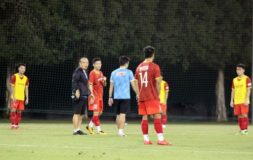  Tân binh của CLB Hà Nội vẫn có thể "nuốt trọn" giáo án của HLV Park Hang-seo dù ông thầy người Hàn Quốc đã tăng khối lượng vận động cho toàn đội. 