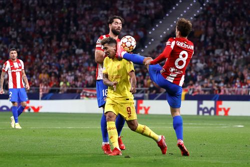 Griezmann đã chơi hay tới trước khi bị truất quyền thi đấu. Pha đạp bóng trúng mặt Firmino trở thành bước ngoặt trên sân Wanda Metropolitano. Ảnh: Reuters.
