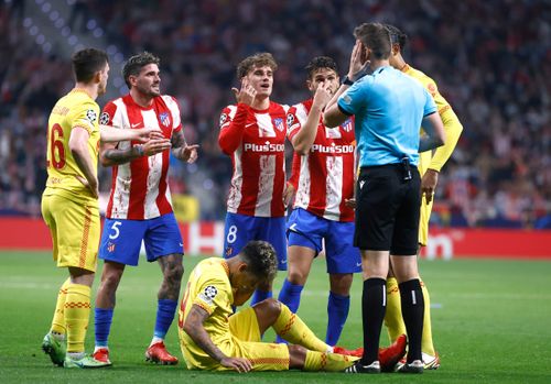 Griezmann thanh minh với trọng tài sau tình huống cao chân, đạp bóng trúng mặt Roberto Firmino của Liverpool. Ảnh: Reuters.