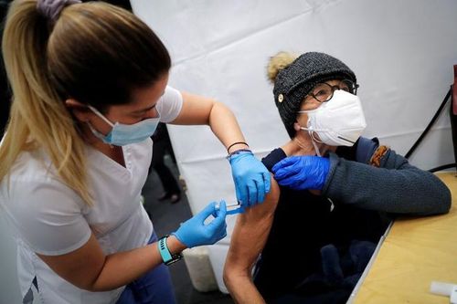 Một người Mỹ được tiêm vaccine Moderna tại điểm tiêm chủng ở New York. Ảnh: Reuters.
