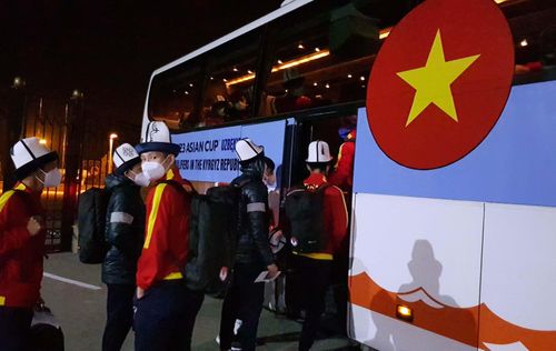  Do ảnh hưởng của dịch Covid-19, U23 Việt Nam được bố trí hai xe bus riêng để phục vụ di chuyển. Đây là quy định của Liên đoàn Bóng đá Châu Á (AFC). 