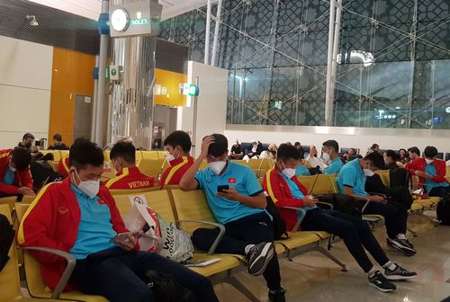  Các cầu thủ tranh thủ nhắn tin với bạn bè, người thân hoặc giải trí trong lúc chờ bay. 