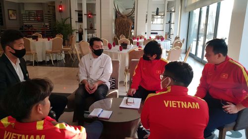  Nơi thầy trò HLV Park Hang-seo đóng quân trong thời gian tham dự vòng loại U23 châu Á 2022 là Hyatt Regency, một trong những khách sạn tốt nhất tại Bishkek. Trước đó, lãnh đội Đoàn Anh Tuấn đã sang trước một ngày để thực hiện công tác tiền trạm và làm việc với ban tổ chức địa phương về lịch hoạt động của đội. 