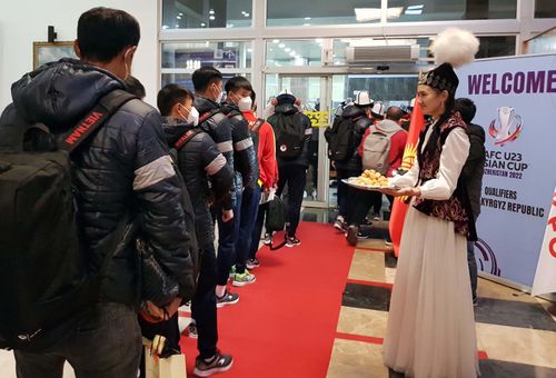  U23 Việt Nam nhận sự đón tiếp chu đáo, tận tình của ban tổ chức nước chủ nhà. Toàn đội được bố trí khu vực riêng để làm thủ tục nhập cảnh nên quá trình thông quan diễn ra rất nhanh gọn. 
