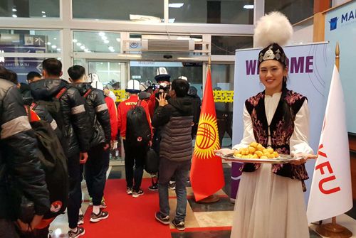 Sau hơn 3 giờ bay, thầy trò HLV Park Hang-seo đã đặt chân tới Bishkek và được BTC nước chủ nhà đón tiếp chu đáo. (Ảnh: VFF)