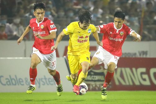  Văn Công (trái) tranh chấp với Văn Toàn (áo vàng) ở V.League 2021. Ảnh: Minh Chiến. 