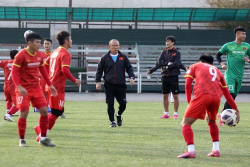 ĐT U23 Việt Nam tập buổi đầu tiên tại Bishkek, sớm bắt nhịp với chuyển động mới