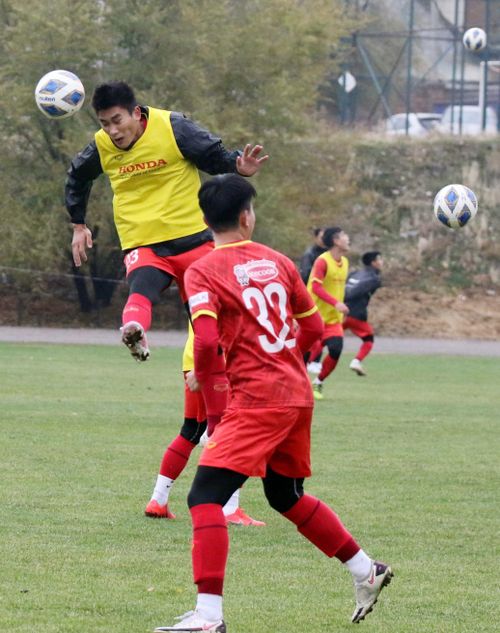 Hai trận giao hữu với U23 Tajikistan và Kyrgyzstan chưa phản ánh những gì tốt nhất của U23 Việt Nam, nhất là khâu ghi bàn. Đây là lý do các cầu thủ phải dành 2 tiếng đồng hồ trong buổi tập này để tập dứt điểm.