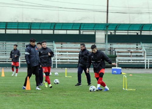 U23 Việt Nam bước vào buổi tập thứ hai tại Bishkek (Kyrgyzstan) vào chiều 22/10. Các cầu thủ tỏ ra hào hứng khi ra sân dưới cái lạnh 6 độ C và lác đác mưa.