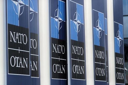Logo NATO bên ngoài cuộc họp Bộ trưởng Quốc phòng NATO tại trụ sở Liên minh ở Brussels, Bỉ, ngày 21/10/2021. Ảnh: Reuters